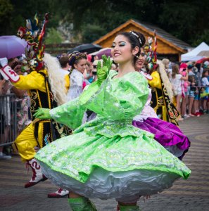 Barwny korowód z okazji TKB przeszedł przez Wisłę